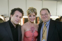 Deborah Sasson mit Dieter Tings und Michel Sasson (r.)