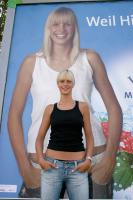 Diana Bohne wirbt für das Himbeer-Wasser von Lichtenauer